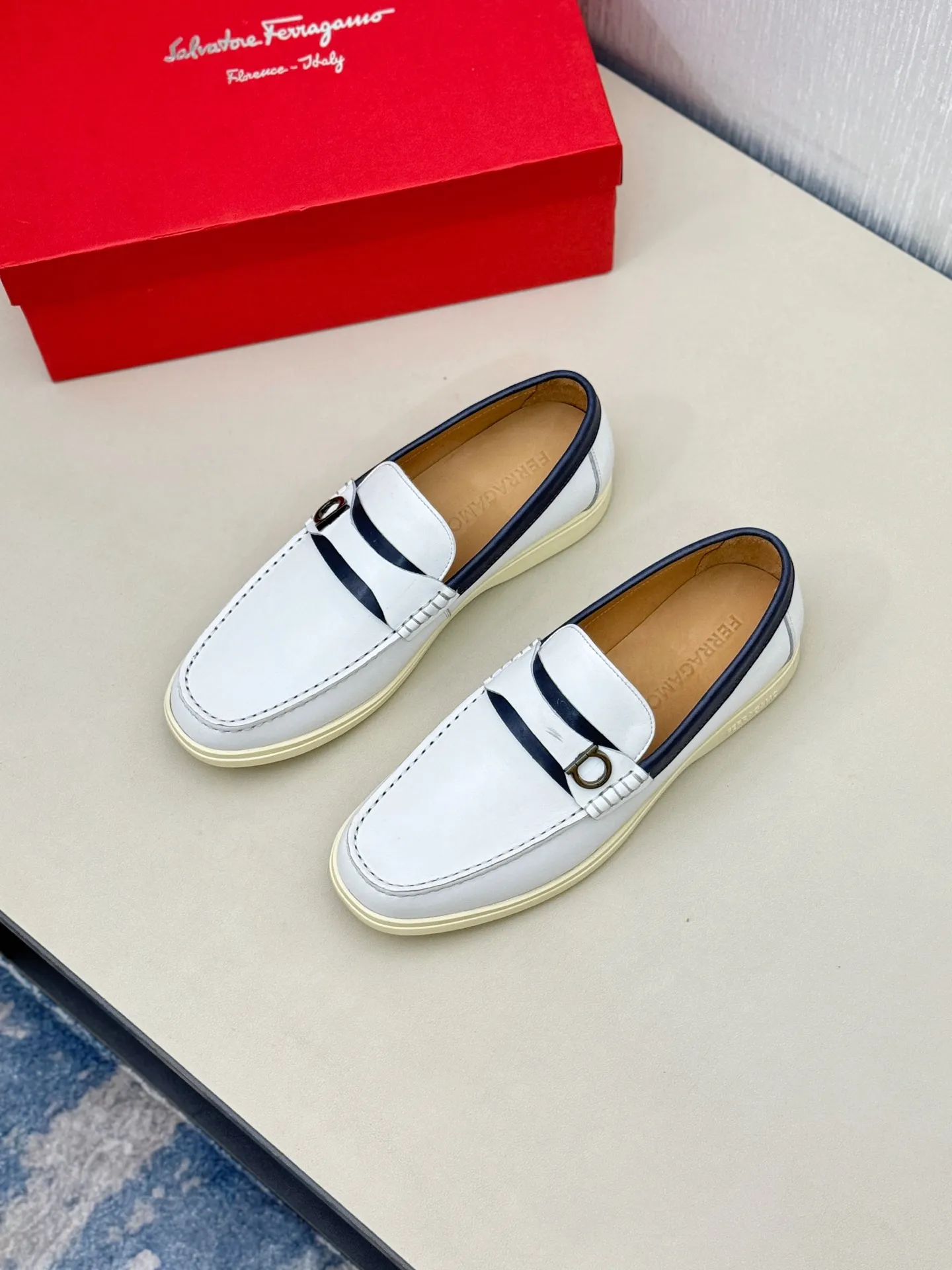 [Ferragamo] P: 580💰 Number of yards: 38~44 (45 orders are non-returnable) Ferragam's new men's driving shoes, the fabric is made of imported cowhide, with visible texture, heavy industrial stitching, dyed calfskin inside, standard logo cowhide feet, big-name experience, soft and comfortable on the feet, a men's favorite, special non-slip and wear-resistant rubber soles, easy to handle various occasions, with original box packaging!